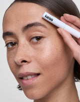 donkerbruin; Natalia draagt de Fluffy Brow Filler in Dark Brown