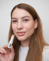 Johanna draagt de Lip Balm in Nothin