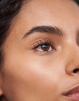 blackOns model draagt de DAY Mascara in Black