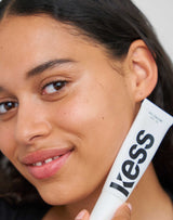 tan; Lousia draagt de CC Cream in Tan