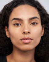 blackOns model draagt de DAY Mascara in Black