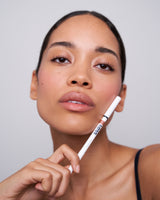 C√©line draagt de lipliner in Neutral Brown
