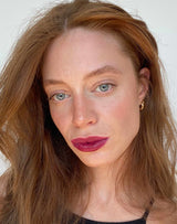 bordeauxrood; Lisa draagt Burgundy Red 