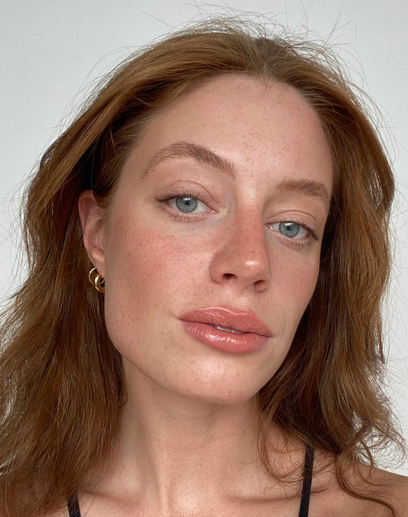 perzik-nude; Lisa draagt Peachy Nude 