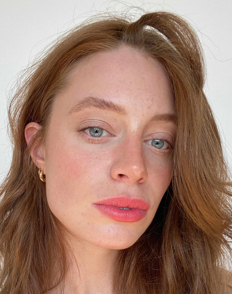 perzik-koraal; Lisa draagt Peachy Coral