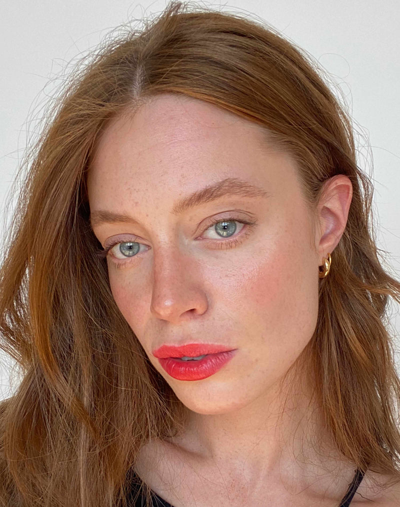 klaproosrood; Lisa draagt Poppy Red