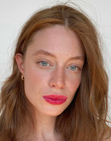koningsrood; Lisa draagt Royal Red