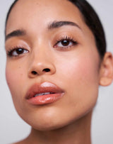 caramel-nude; Celine draagt de Soft Shape Lip Liner in Caramel Nude en de Jelly Treat Lip Oil in Juice