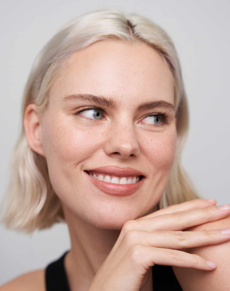 neutraalbruin; Julia draagt de Soft Shape Lip Liner in Neutral Brown en de Lipstick in Warm Nude
