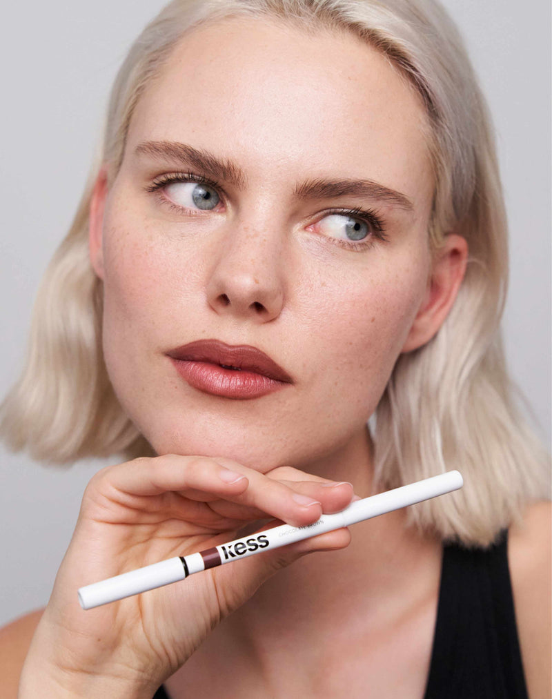 chocoladebruin; Julia draagt de Soft Shape Lip Liner in Chocolate Brown