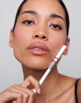 neutraalbruin; Celine draagt de Soft shape Lip Liner in Neutral Brown