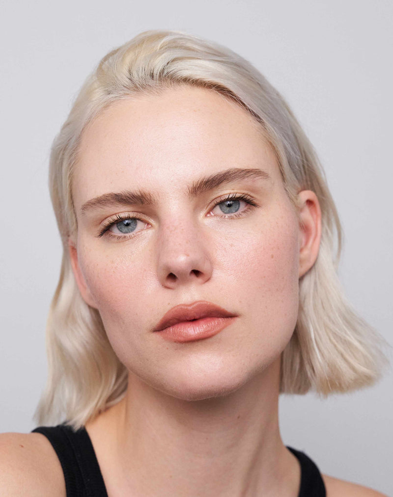 karamel-nude; Julia draagt de Soft Shape Lip Liner in Caramel Nude