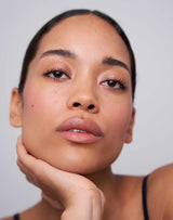 neutraalbruin; Celine draagt de Soft Shape Lip Liner in Neutral Brown
