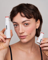 Mariia met de Blush & Glow Duo Stick en Mono Stick in Rose