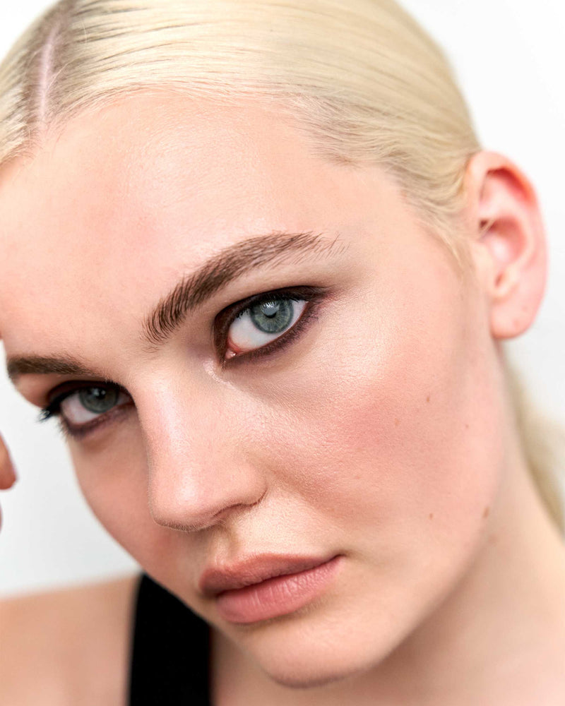espressobruin; Marlen draagt de kajal in Espresso Brown in de Berlin Bold Look