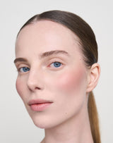 bronzen gloed blush ; Paula draagt de Glowy Blush in Bronzen Gloed
