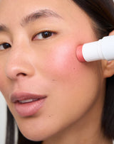 rosy glow blush; Ahn draagt Glowy Blush in Rosy Glow