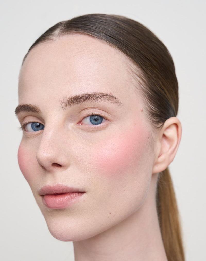 roze gloed blush ; Paula draagt de Glowy Blush in Rosy Glow