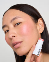 roze gloed blush ; Ahn draagt de Glowy Blush in Rosy Glow