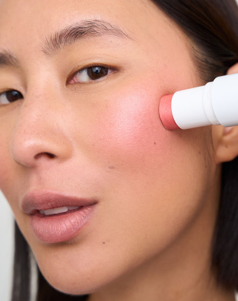 rosy glow blush; Ahn draagt Glowy Blush in Rosy Glow