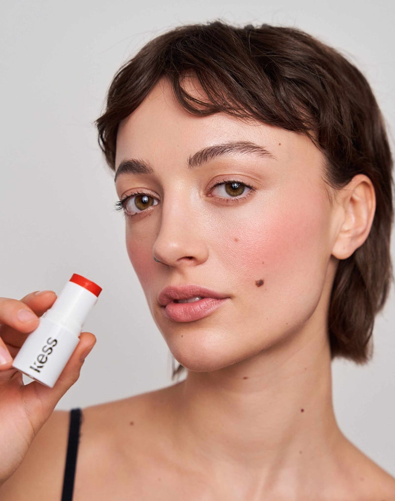 flirt- blush ; Mariia tr√§gt den Mono Stick in Flirten