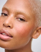 brons-blush; Una draagt brons