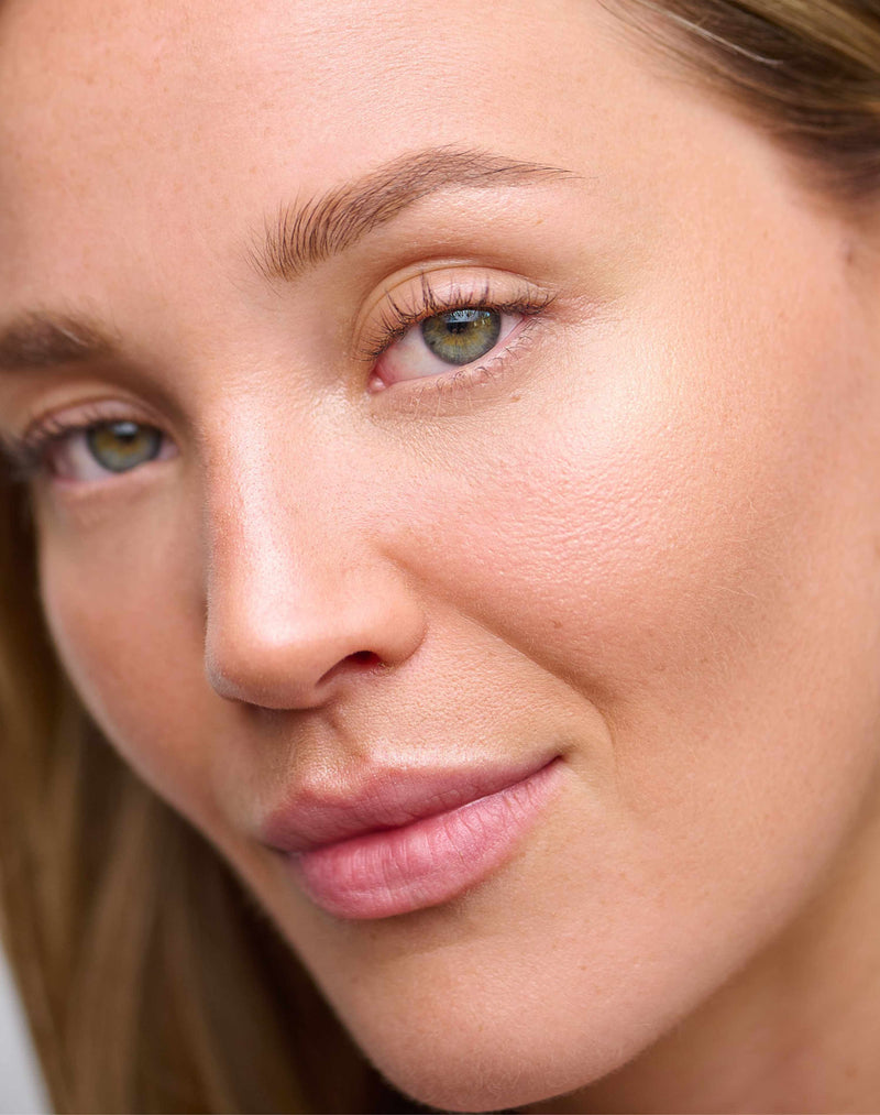 sun-glow-highlighter; Jennifer draagt Sun-Glow