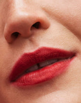 rood-roze; Ons model draagt de Lip Tint & Primer Twin Stick in Red Rose