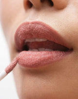 nude-roze; Ons model draagt de Lip Tint & Primer Twin Stick in Nude Rose