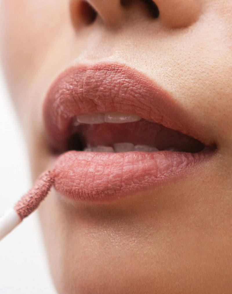 nude-roze; Ons model draagt de Lip Tint & Primer Twin Stick in Nude Rose