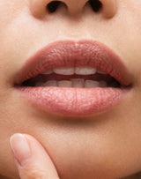 nude-roze; Ons model draagt de Lip Tint & Primer Twin Stick in Nude Rose