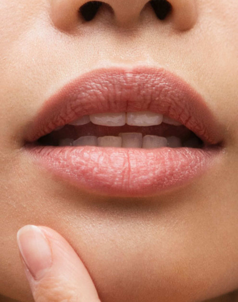 nude-roze; Ons model draagt de Lip Tint & Primer Twin Stick in Nude Rose