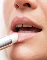 dusty-rose; Ons model draagt de Lip Tint & Primer Twin Stick Balm