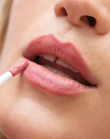 dusty-rose; Ons model draagt de Lip Tint & Primer Twin Stick in Dusty Rose