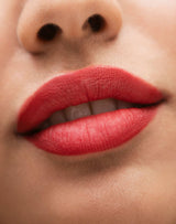 rood-roze; Ons model draagt de Lip Tint & Primer Twin Stick in Red Rose
