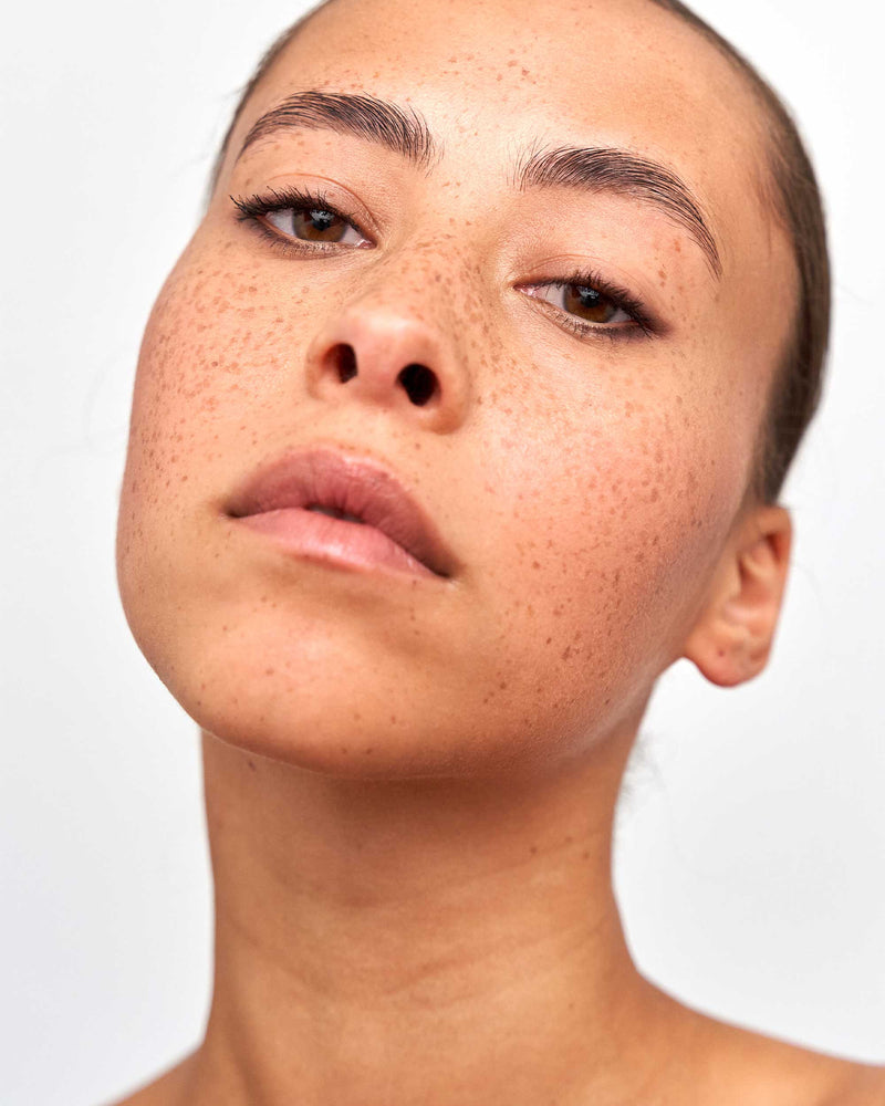 espressobruin; Natalia draagt de kajal in espresso brown in de Wing It look