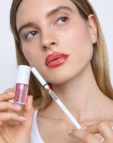 zachtrood; Inga draagt de Lip Liner in Soft Red en Jelly Treat Lip Oil in Slip