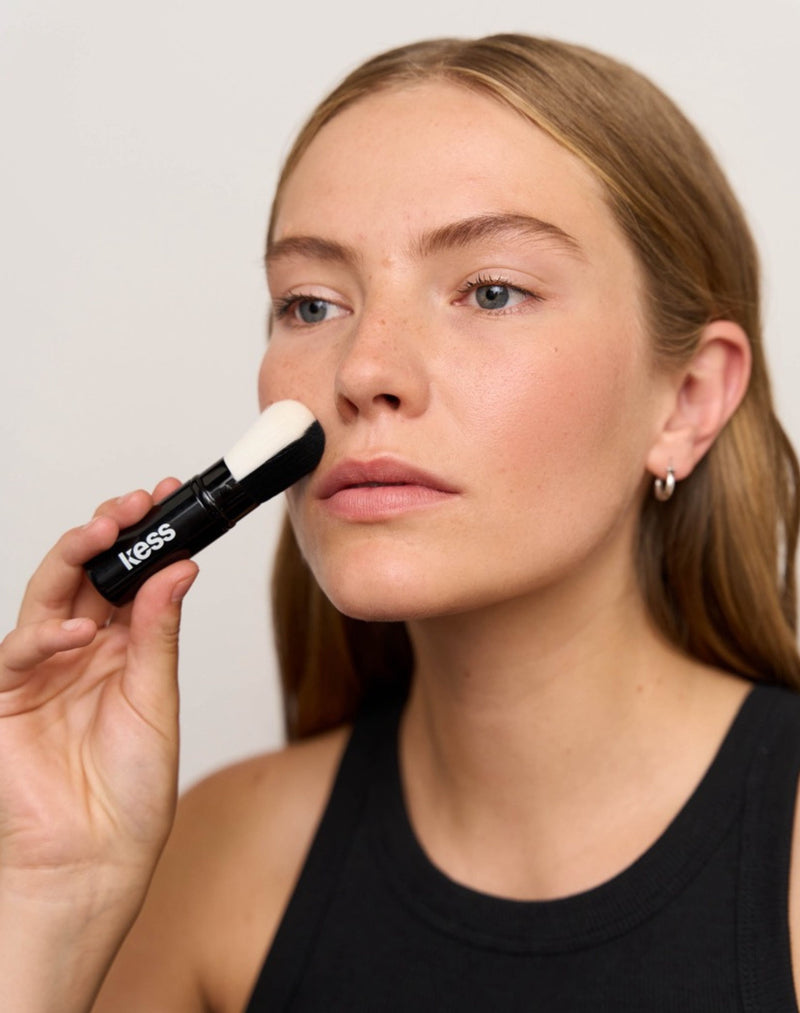 ; Rosaly draagt de Set & Blur Setting Powder en Touch Up Brush
