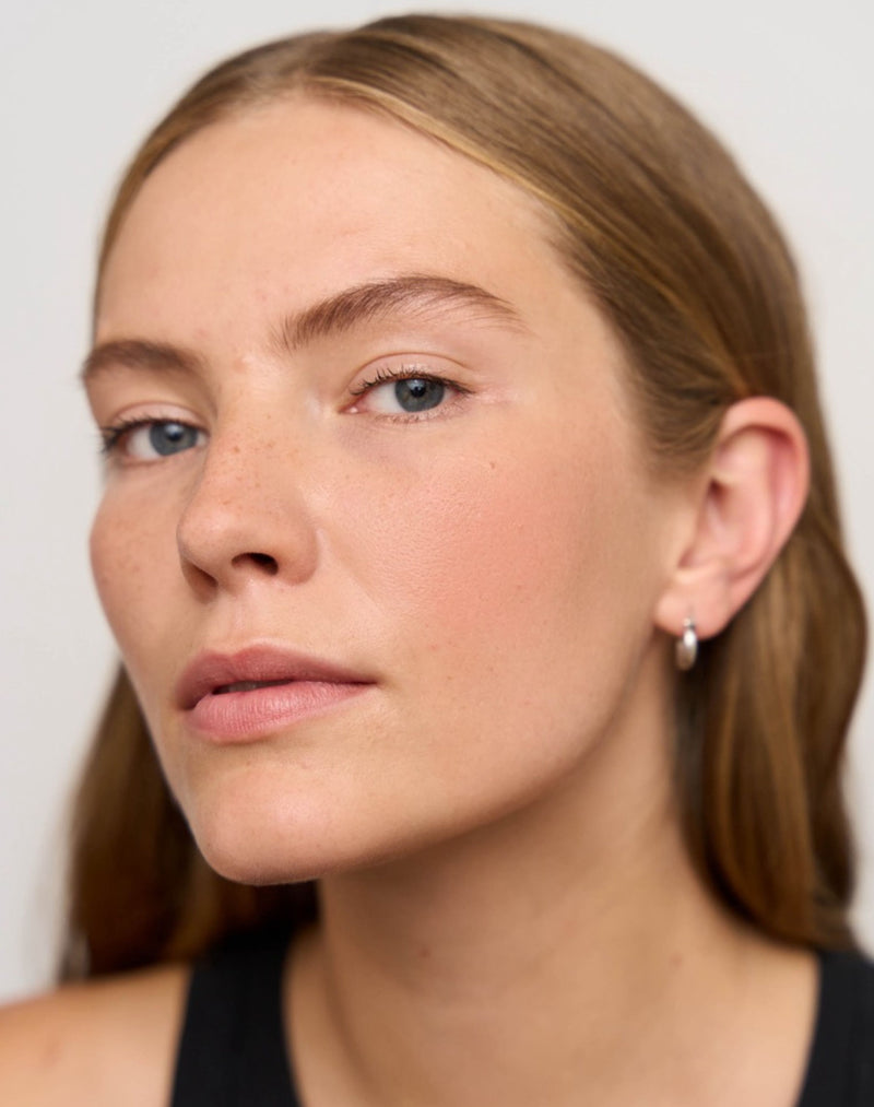 ; Rosaly draagt de Set & Blur Setting Powder