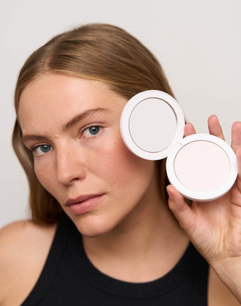 ; Rosaly draagt de Set & Blur Setting Powder