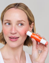 Jennifer draagt de Hot Orange Duo Stick in Melon und Toasted in Limited Edition