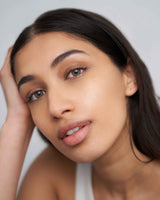 mediumYashvi draagt de CC Cream in Medium