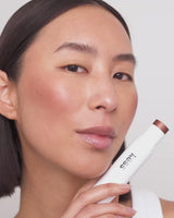 ; Ahn en Mariam dragen Rosy Glow en Bronzy Glow