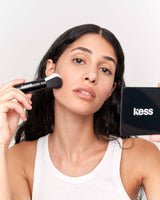 Tijen met onze Touch-Up Brush en Pocket Mirror