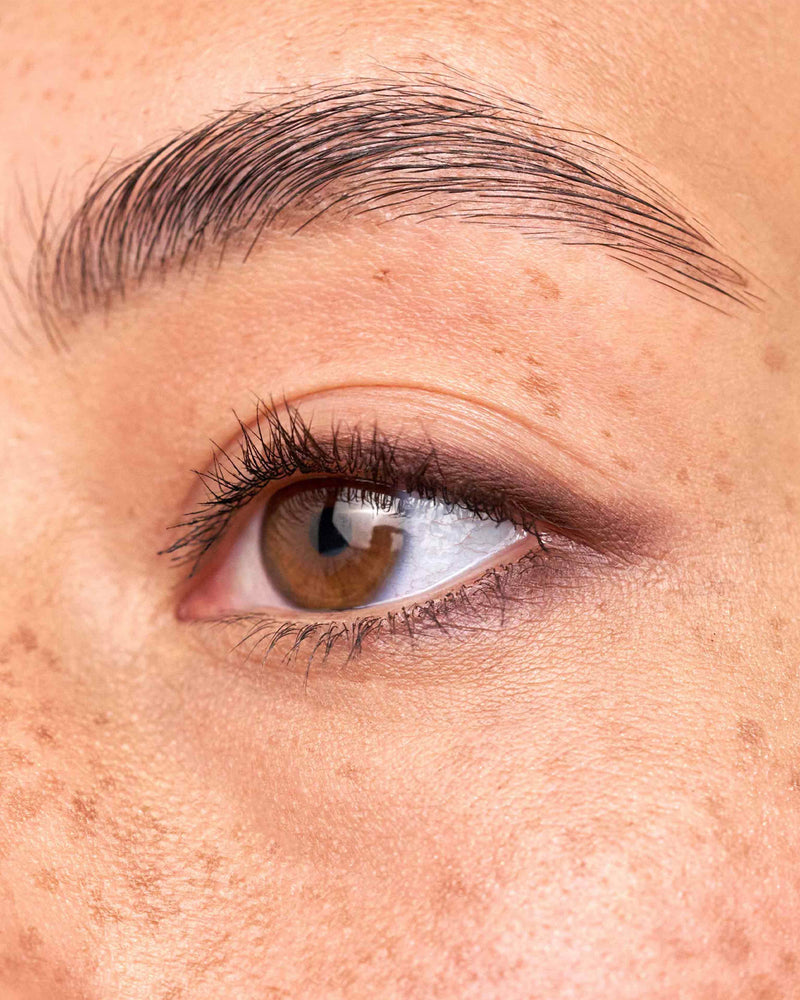espressobruin; Natalia draagt de kajal in espresso brown in de Wing It look