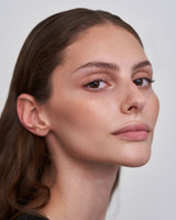 jasny; Regina nosi 365 Bronzer w Fair to Light
