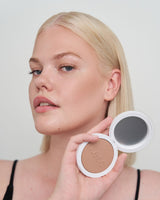 jasny do jasnego; Theresa nosi 365 Bronzer w odcieniu Fair to Light
