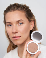 od jasnego do średniego; Marina nosi 365 Bronzer w odcieniu od jasnego do średniego.