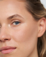 od jasnego do średniego; Marina nosi 365 Bronzer w odcieniu od jasnego do średniego.