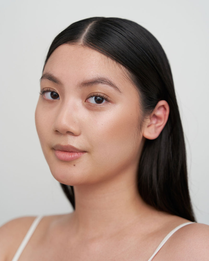 od jasnego do średniego; Nasza modelka nosi 365 Bronzer w odcieniu od jasnego do średniego.